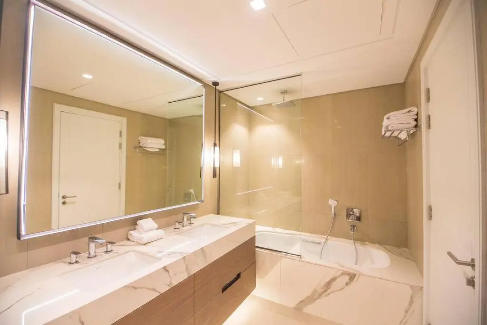 Luxurious 5 Bedroom Apartment - Full Ocean view