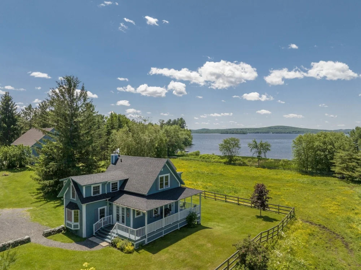 Lovely LacBrome 3 Bdrm Lakefront Cottage