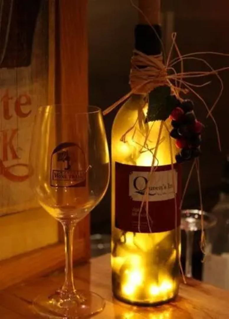 Queen's Inn By the River