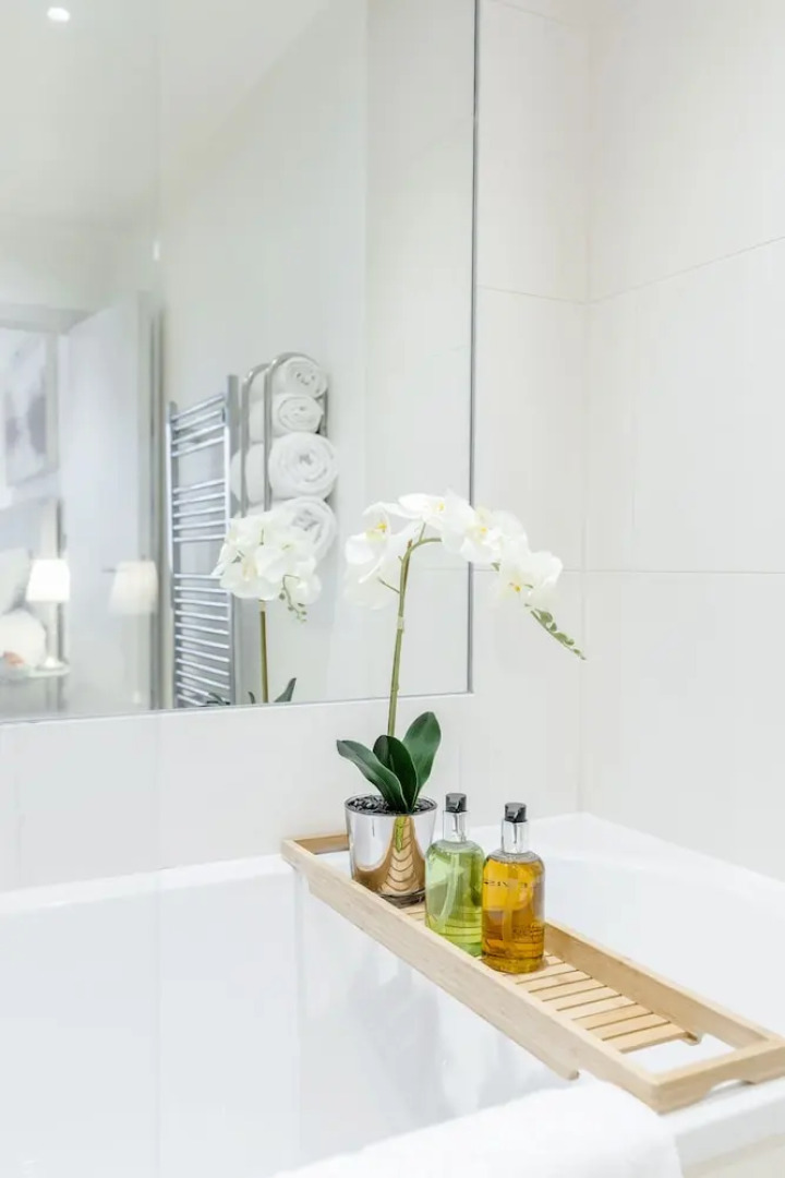 Large Windsor Apartment Free Parking Single or King Beds