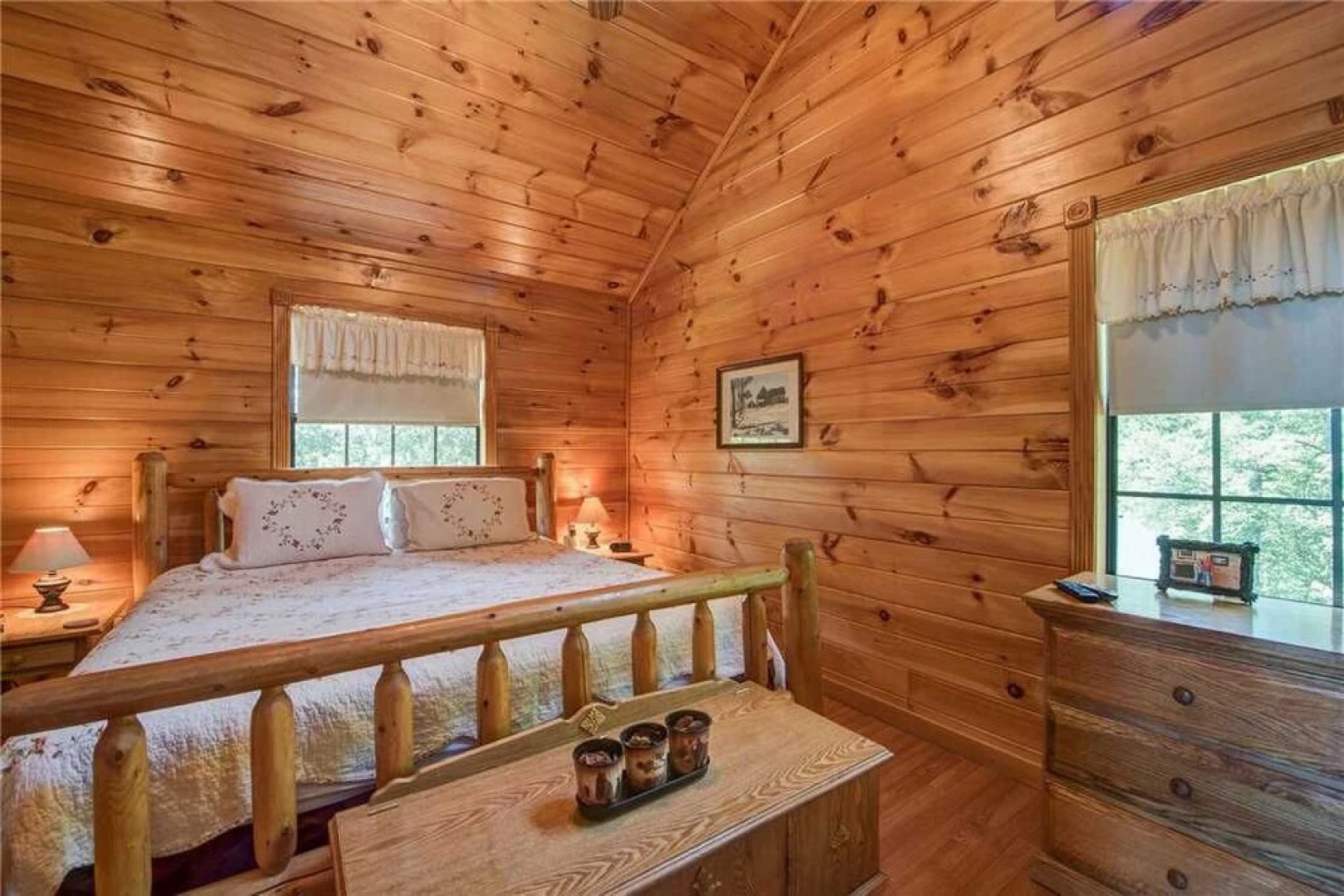 R Bearadise 2 Bedroom Home with Hot Tub