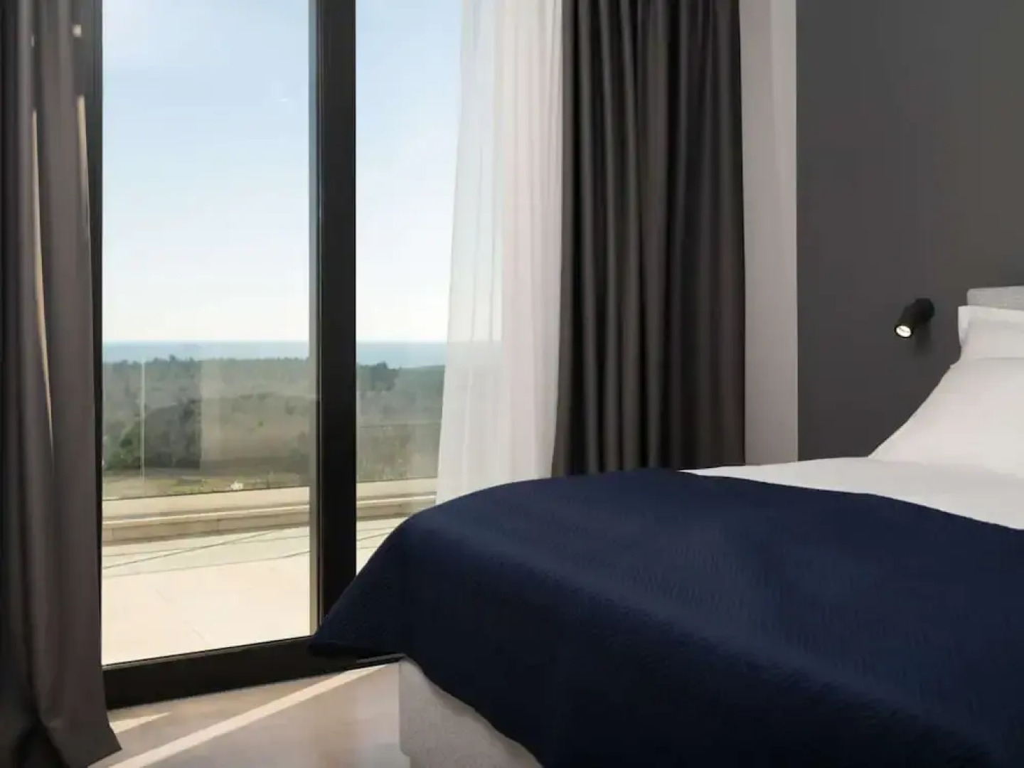 Stylish Stay With Hot Tub