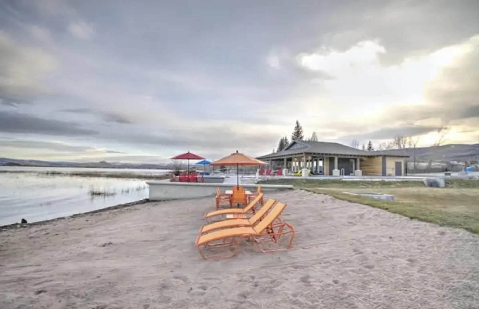 Beautiful Modern Lakefront Home - Private Beach Access, Clubhouse, Pool, & Hot Tub