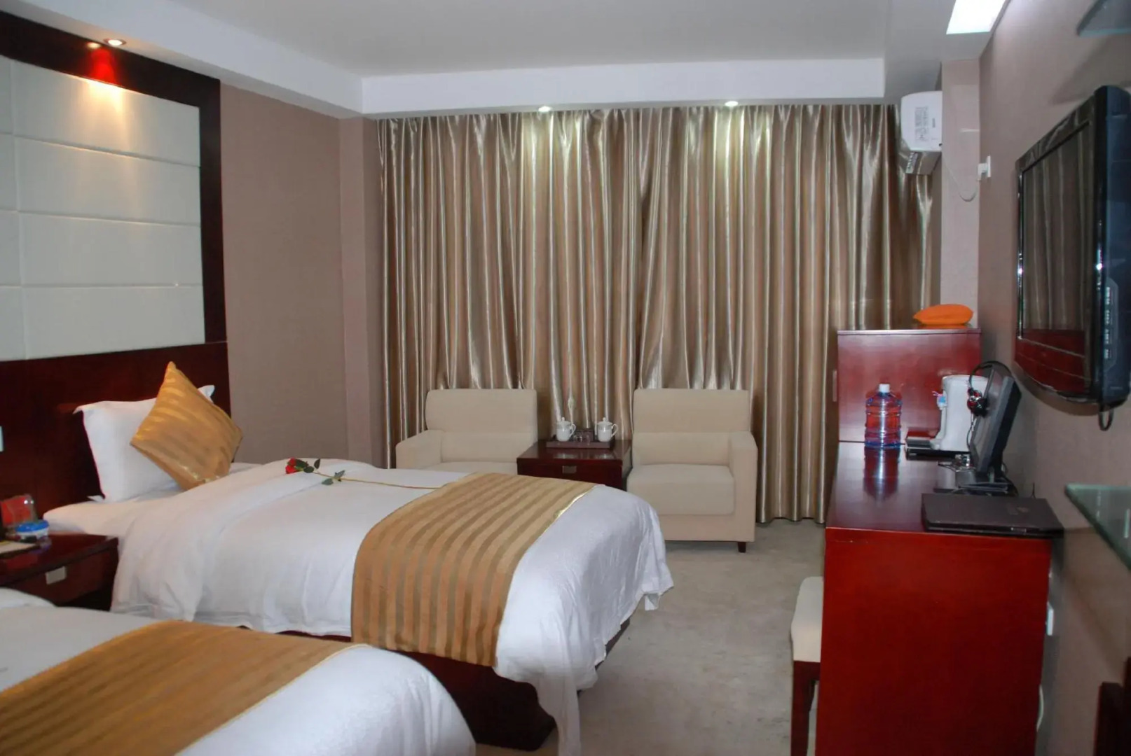 Qingyang Hongde Hotel (City People's Hospital Dongfang Lijingmao)