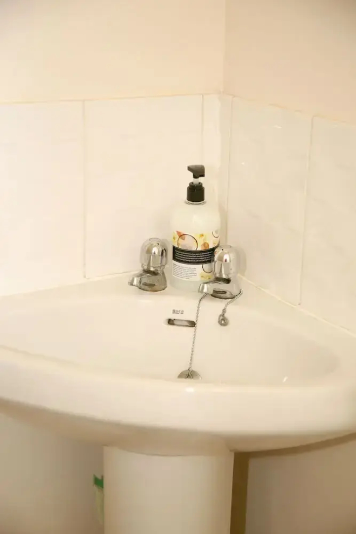 8 Guests - 4 Bedrooms - Parking - Garden