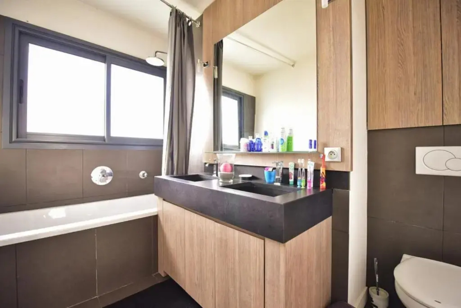 RARE Contemporary Villa with Swimming Pool & Jacuzzi 10 Minutes from