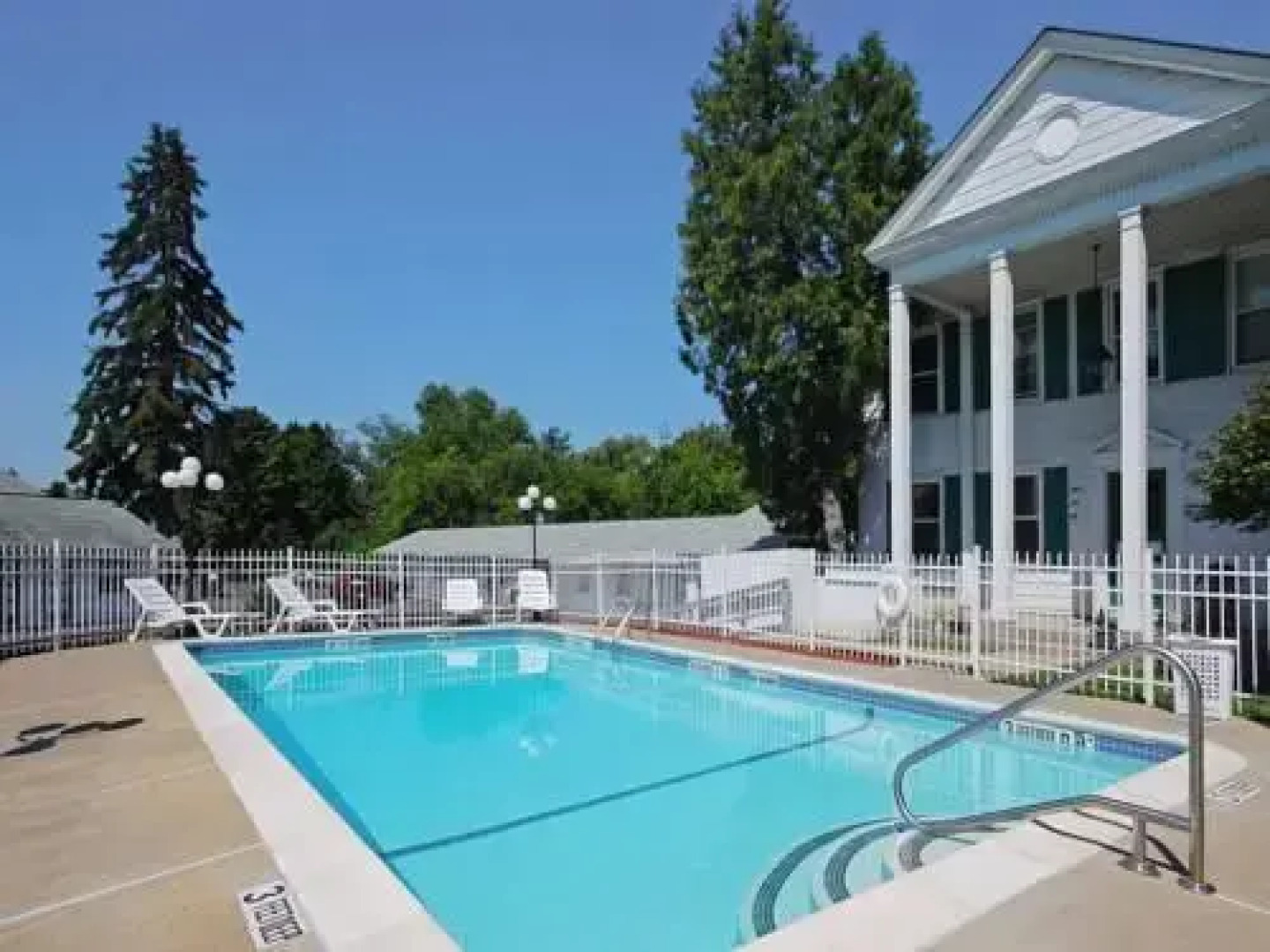 Econo Lodge Inn & Suites Downtown