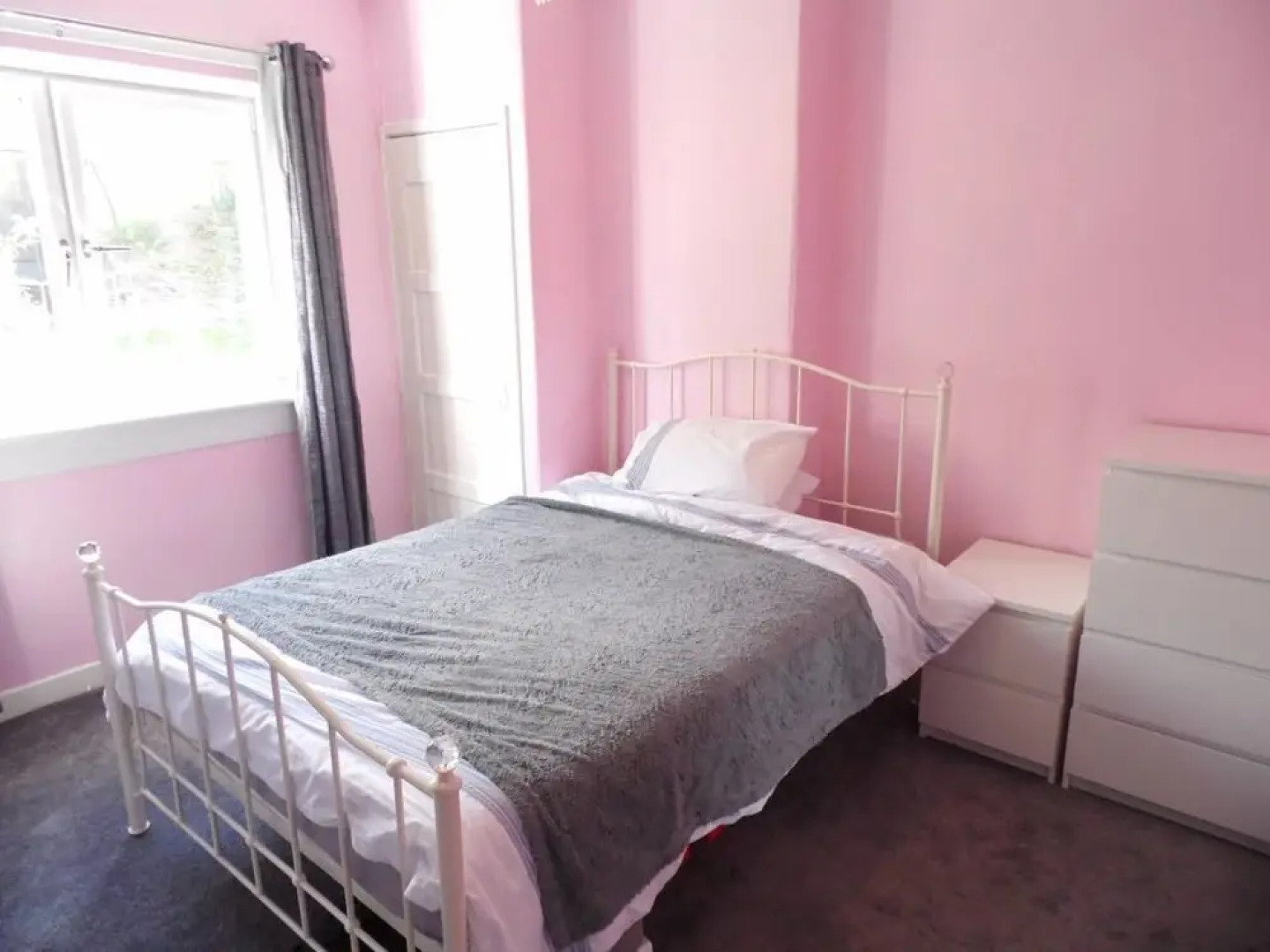 Near GLA Airport - Ideal hub for Paisley & Glasgow