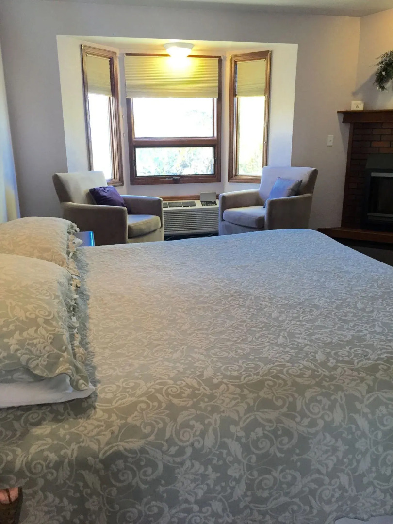 Hilltop Inn & Suites