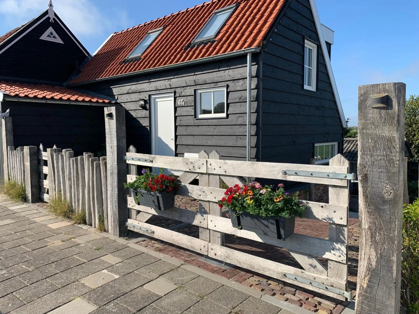 Dijkhofje, dichtbij strand, zee en meer.
