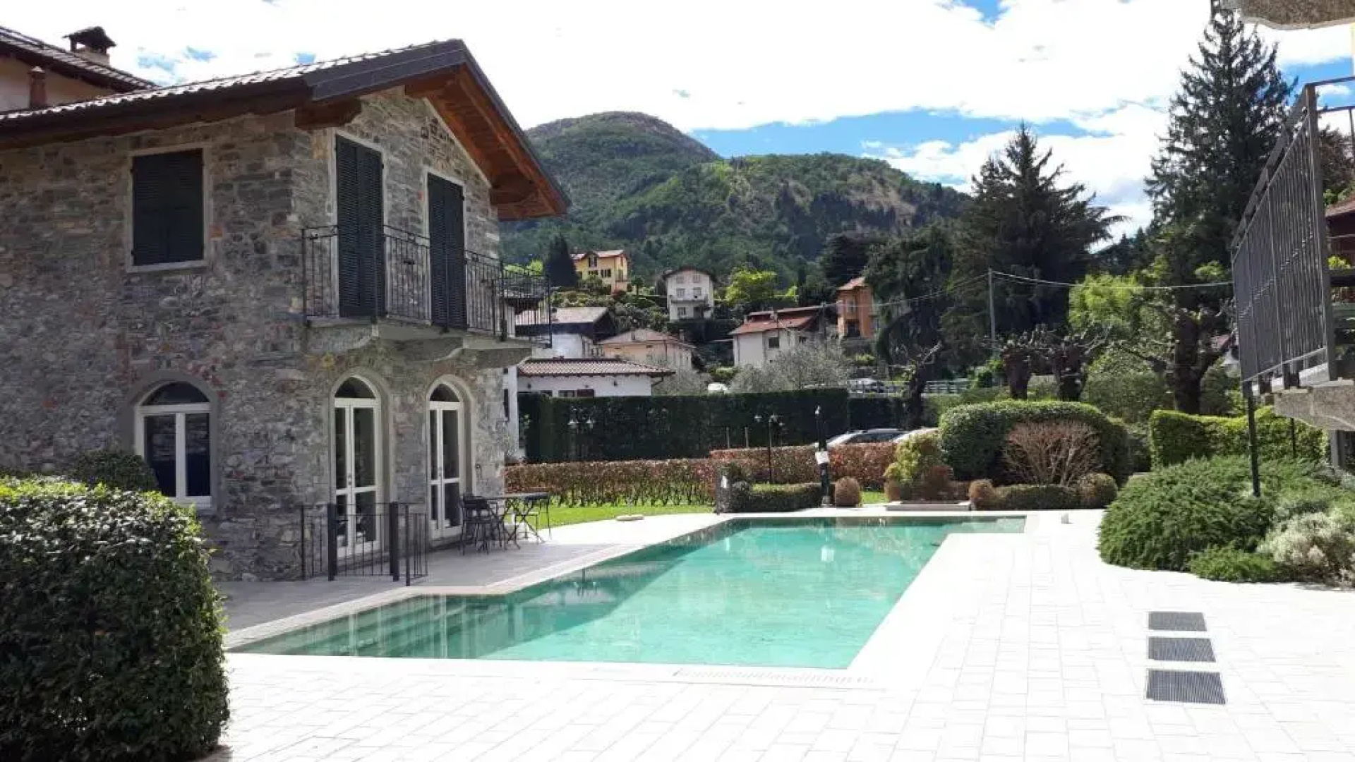BELLAGIO DREAMS APT, pool, with private garden, near lake