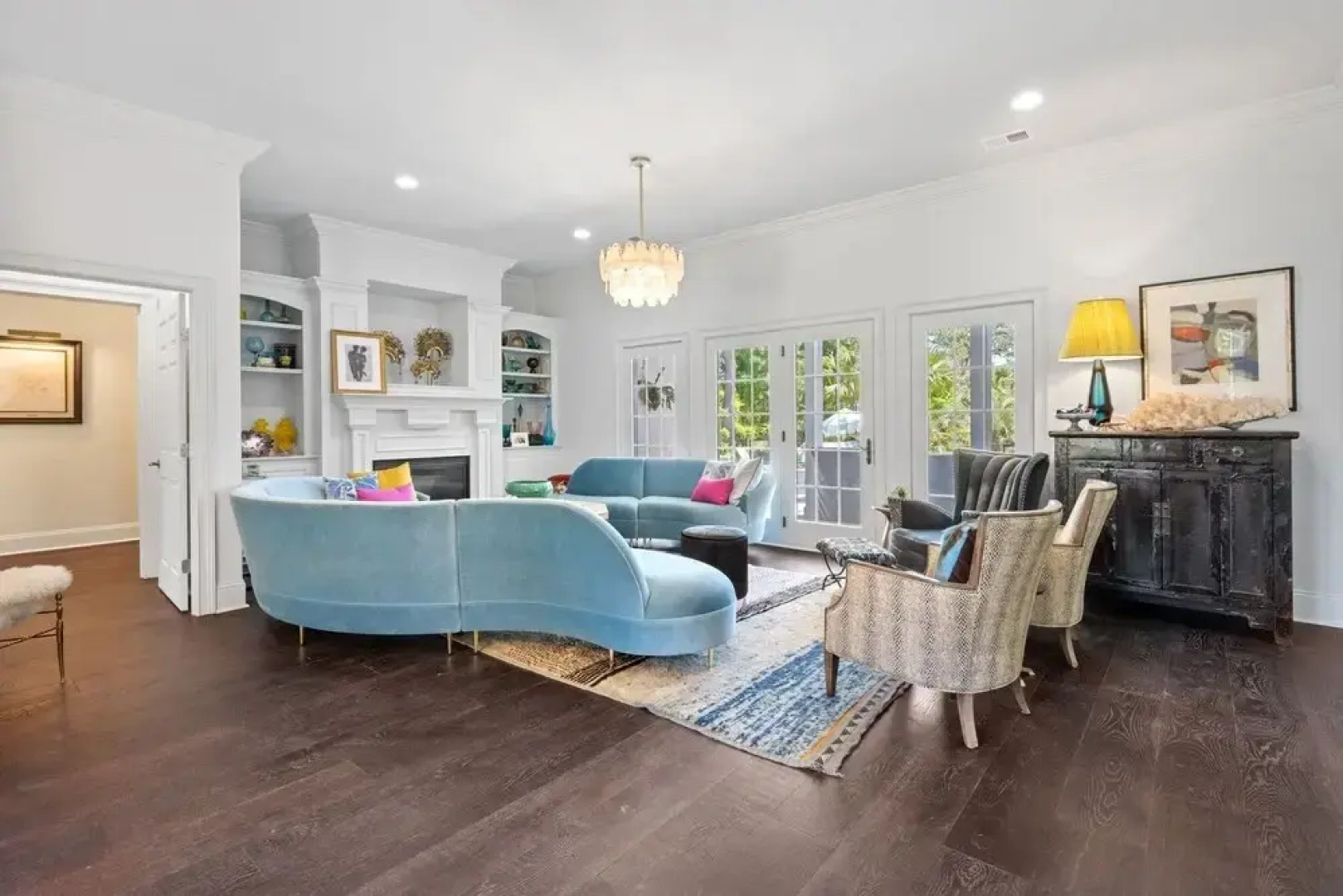 4 bedroom, 4.5 bath overlooking the pond, private pool! The White House 4 Home