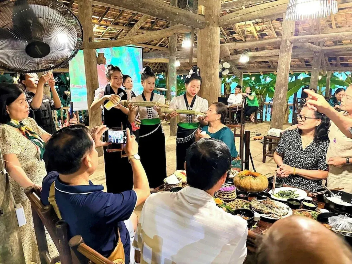 Mini Dien Bien Riverside Hotel - Lang Thai