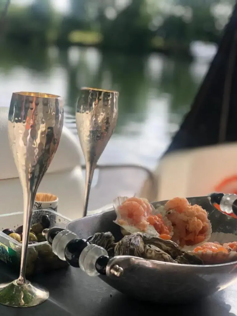 ENTIRE -HEATED -LUXURY YACHT - moored on Private Island -WIFI -sleeps up to 4 Adults or Adults with children over 2 years old -LAPLAND UK THORPE PARK LEGOLAND WINDSOR CASTLE HEATHROW ASCOT RACES WENTWORTH SAVILLE GARDENS LONDON