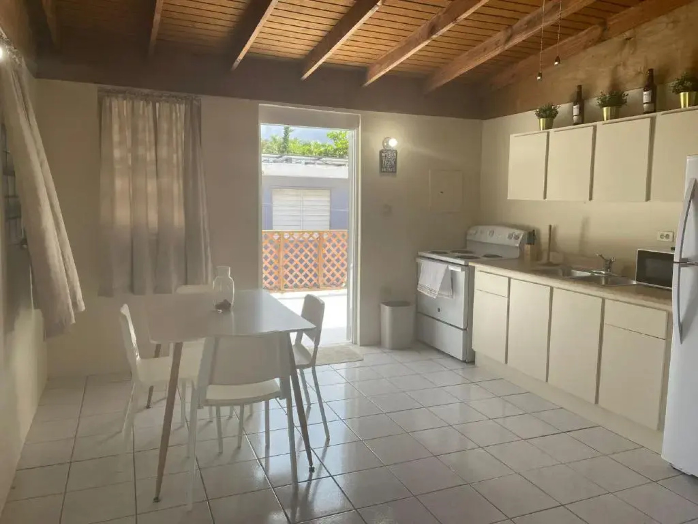 4 Bedr 2 Bathr 2 Level Beach Front House.