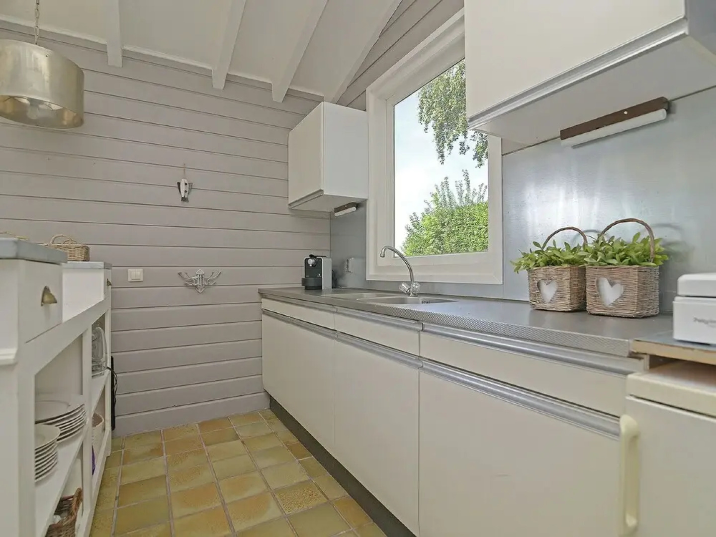 Stylish Bungalow With Gorgeous Location on Reeuwijk Lake