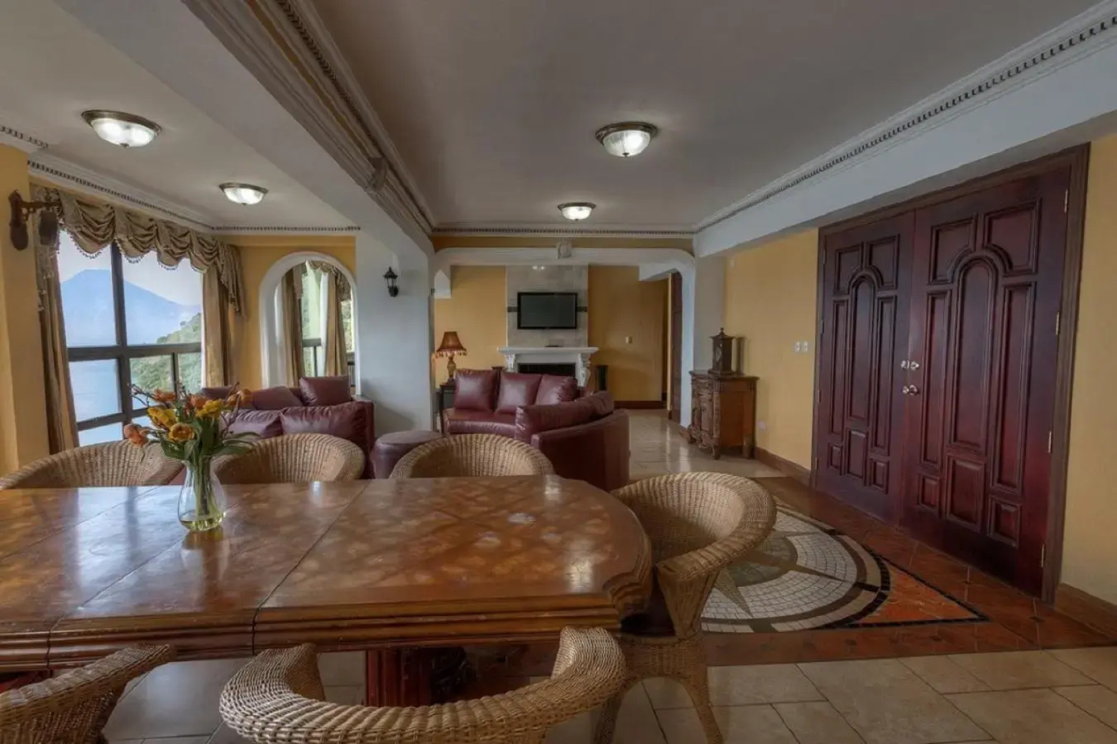 Torres de Atitlan 4 Bdrm-3 Bthrm Full Floor - for 10 people
