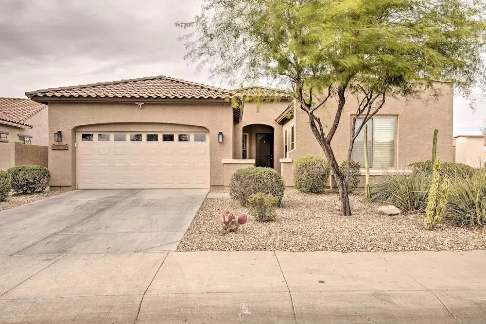 Game Room & Pool: Stylish Goodyear Home!