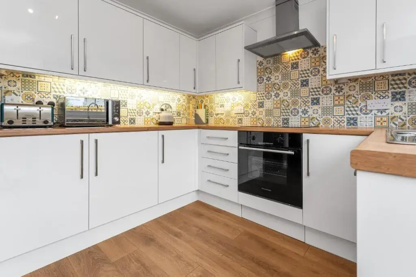 Cheerful Stays - Livingston - 4 Bedroom 3 Bath Home