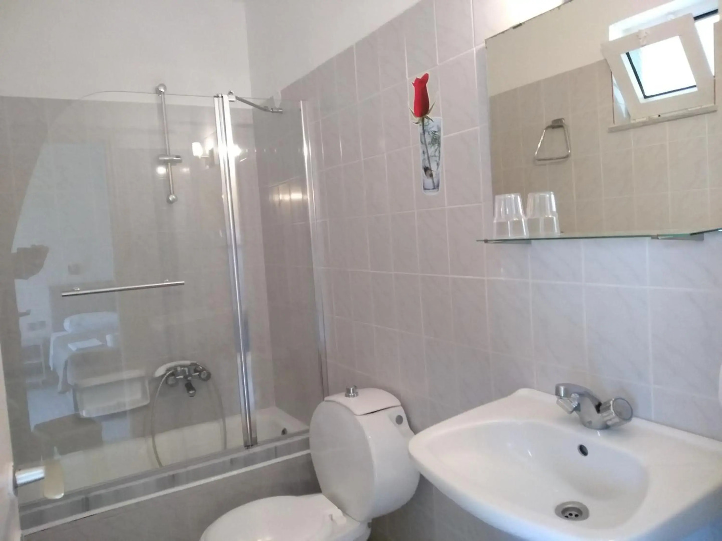 Leonidas Hotel and Studios