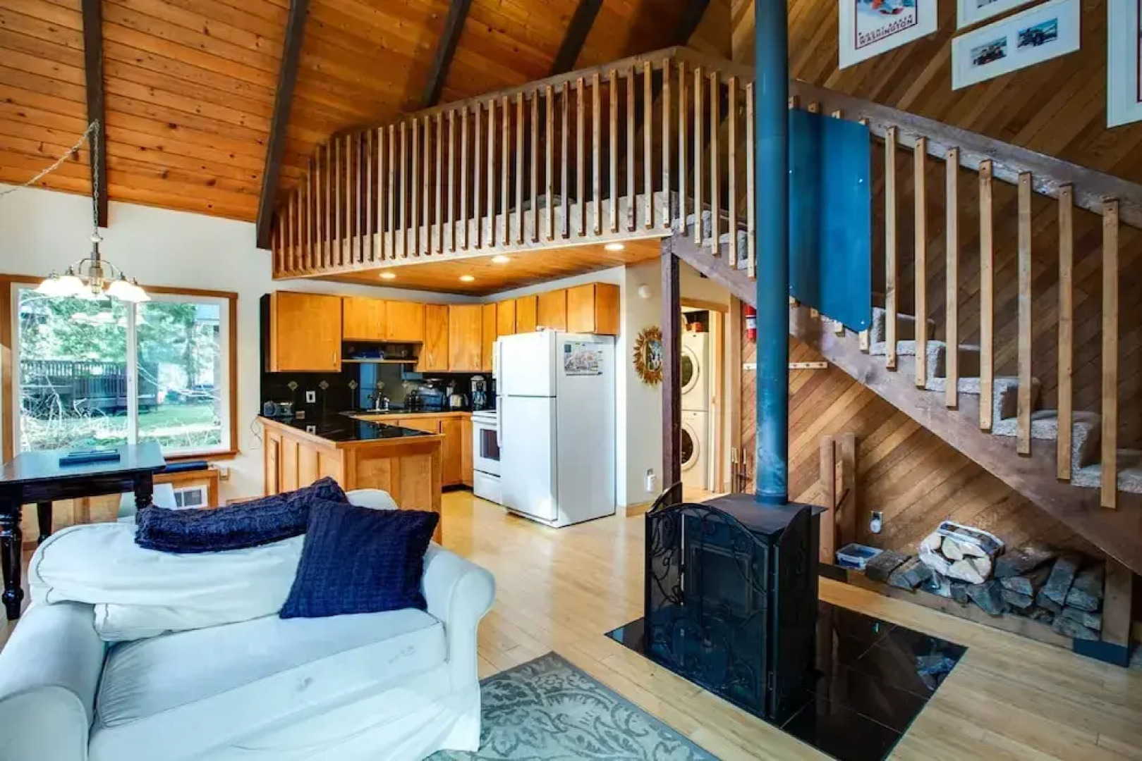 99MBR - Hot Tub - WiFi - Pets Ok - BBQ - Sleeps 6