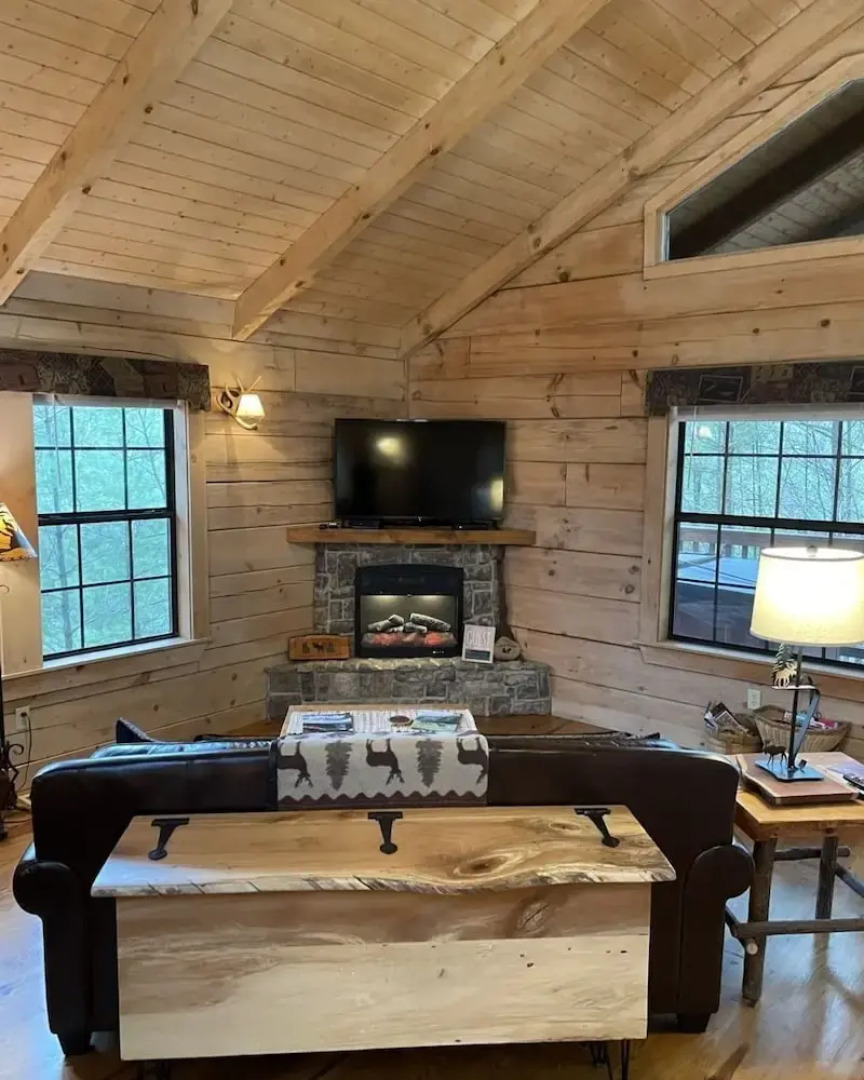 Private and Perfect! - hot tub, king bed, fireplace - dog and motorcycle friendly Studio Cabin by RedAwning