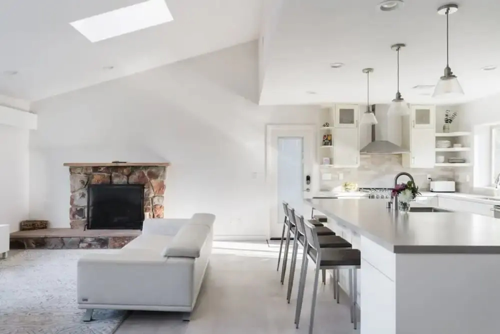 Spacious and Bright 5-bedroom Oasis Pool and Yard