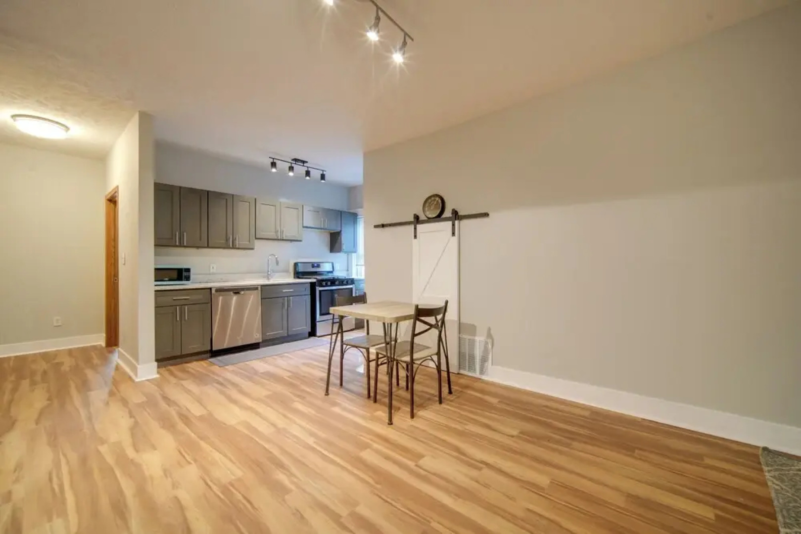 3 Mi to Dtwn: Walkable Apt in Cleveland!