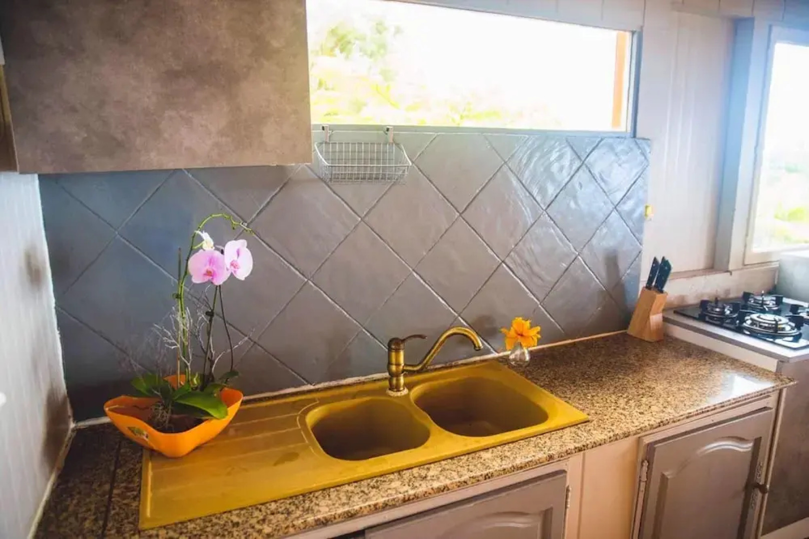 House With 2 Bedrooms in Saint benoît, With Wonderful sea View and Enclosed Garden