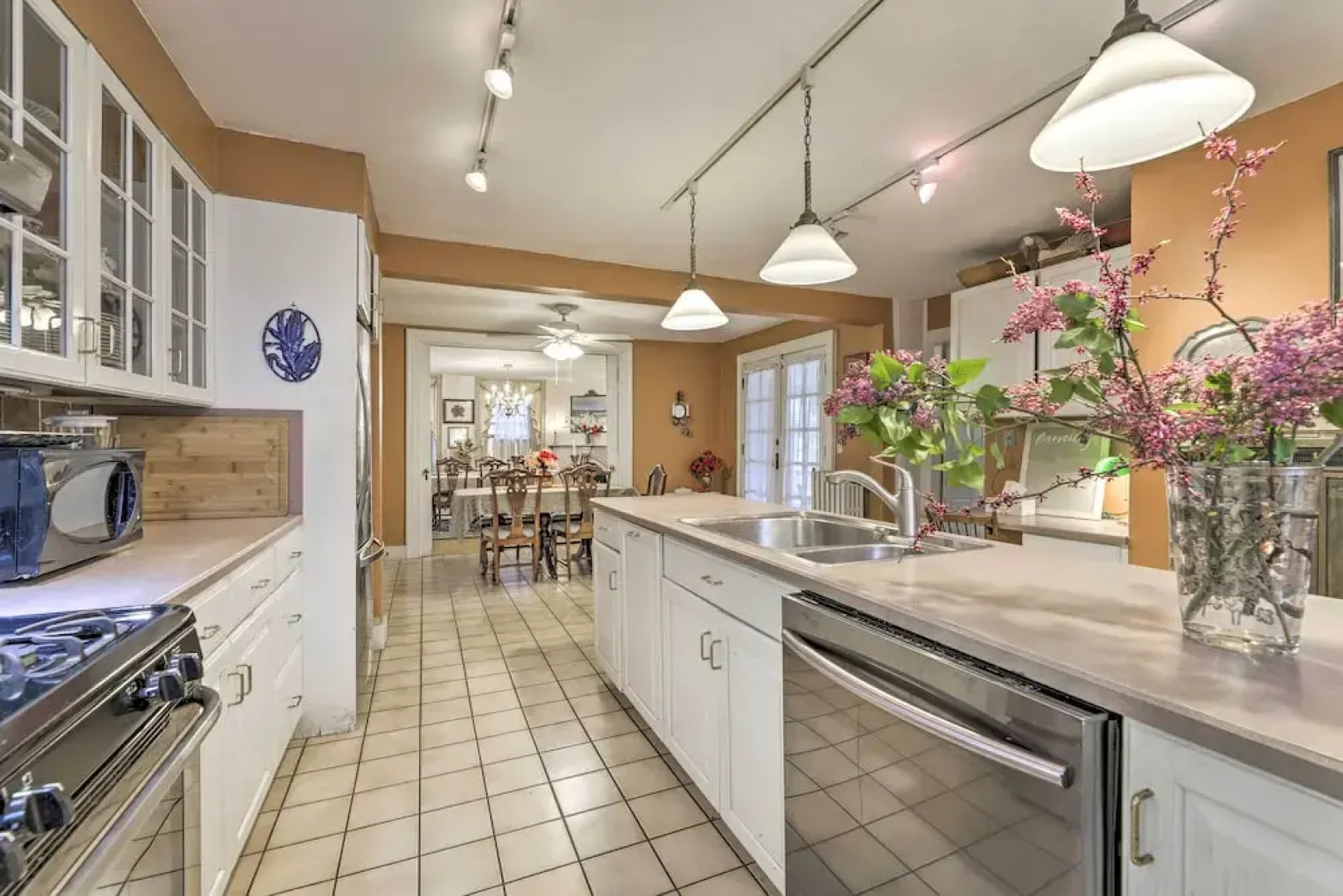 Elegant Norwich House w/ Billiards Room & Ballroom