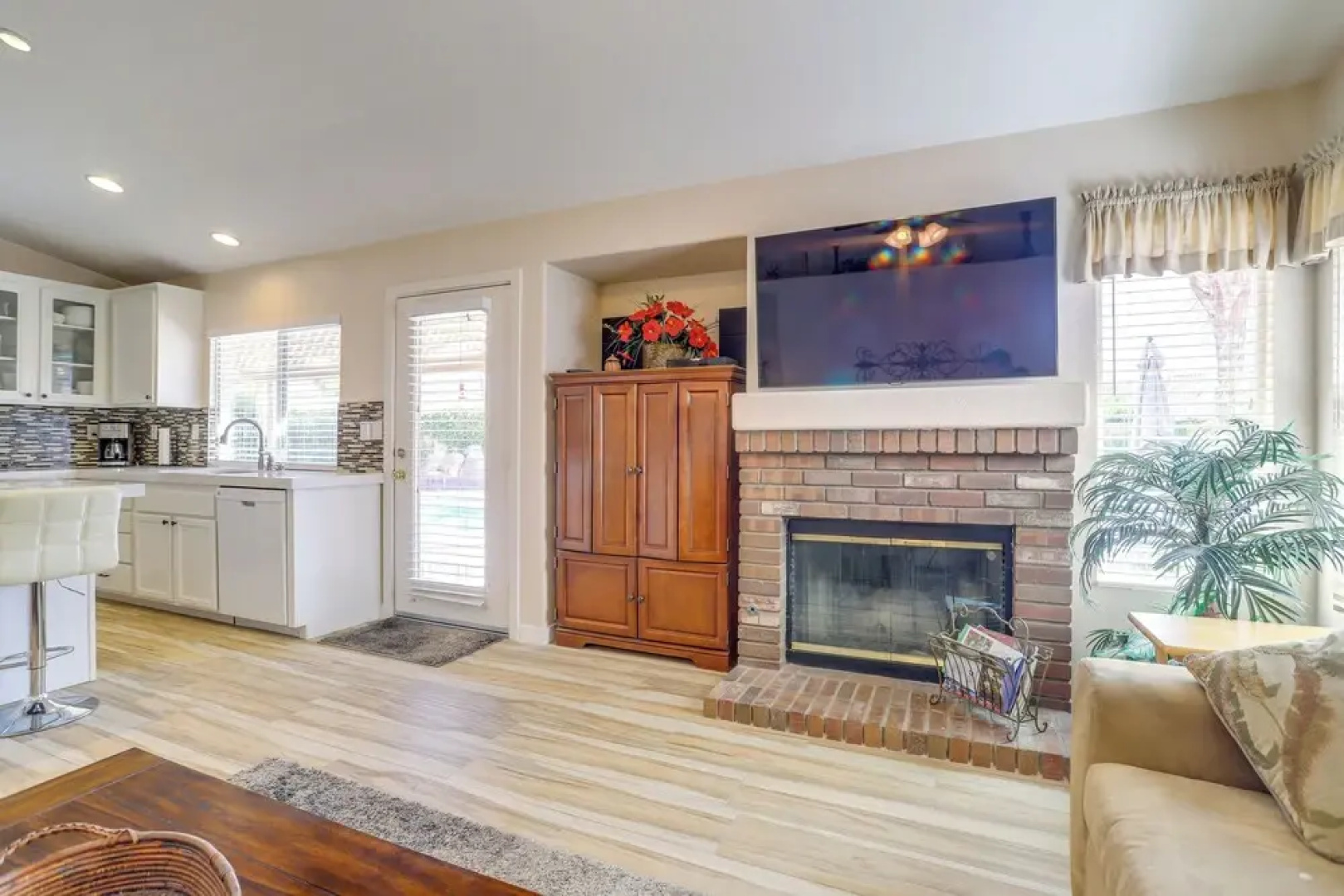 065014: 2 Mi to Big Rock Golf Course: Luxury Home