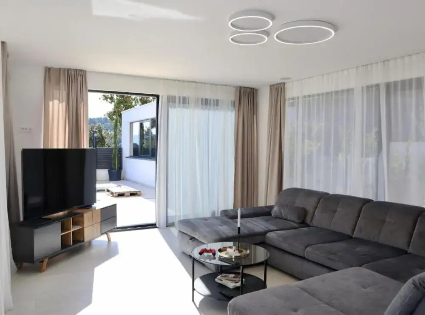 Sunset Villa Aves With Pool, Gym and Sauna