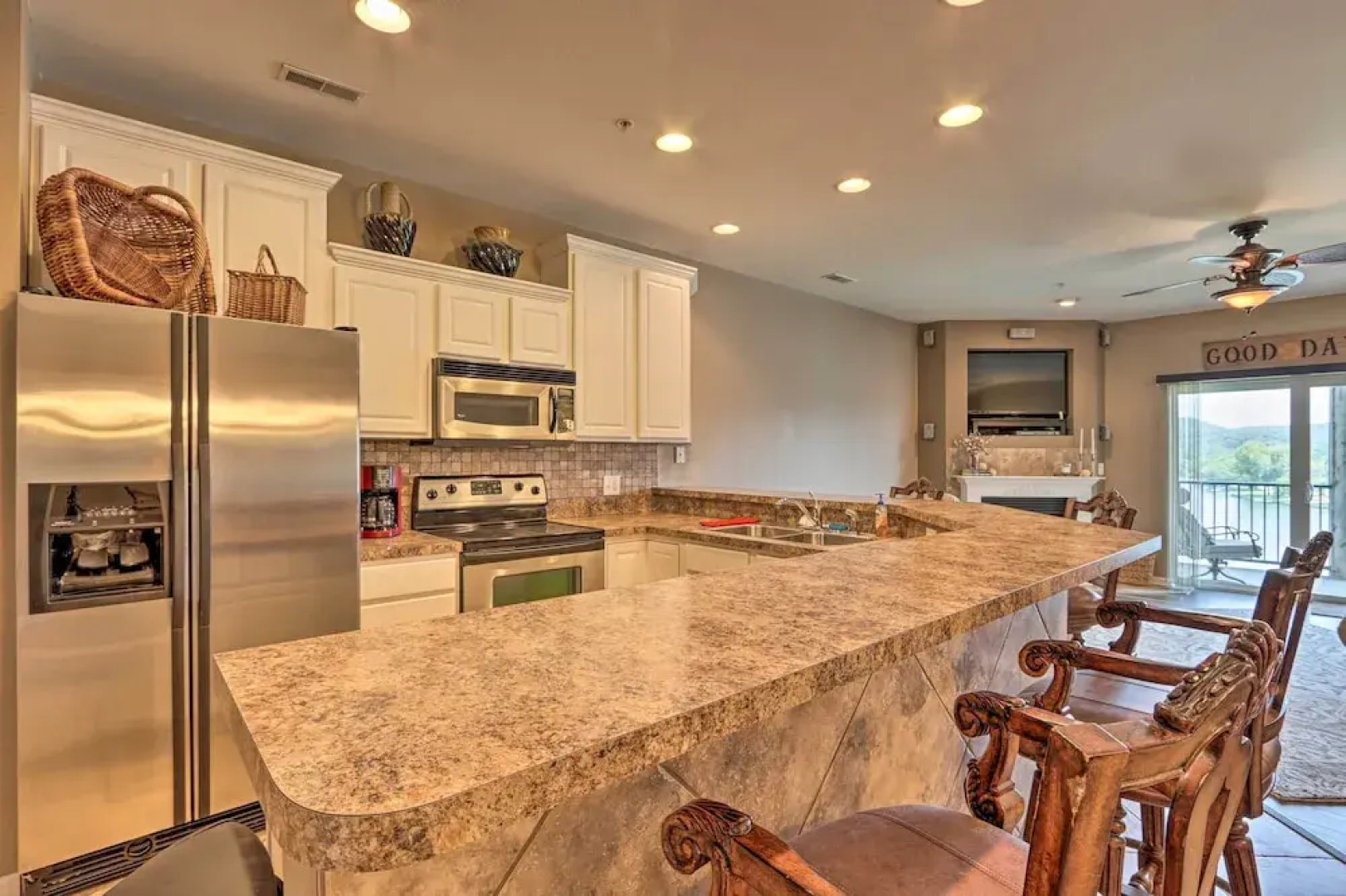 Lakefront Balcony + Pool Access: Camdenton Condo