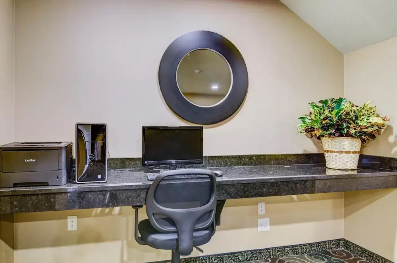 Castle Rock Inn & Suites