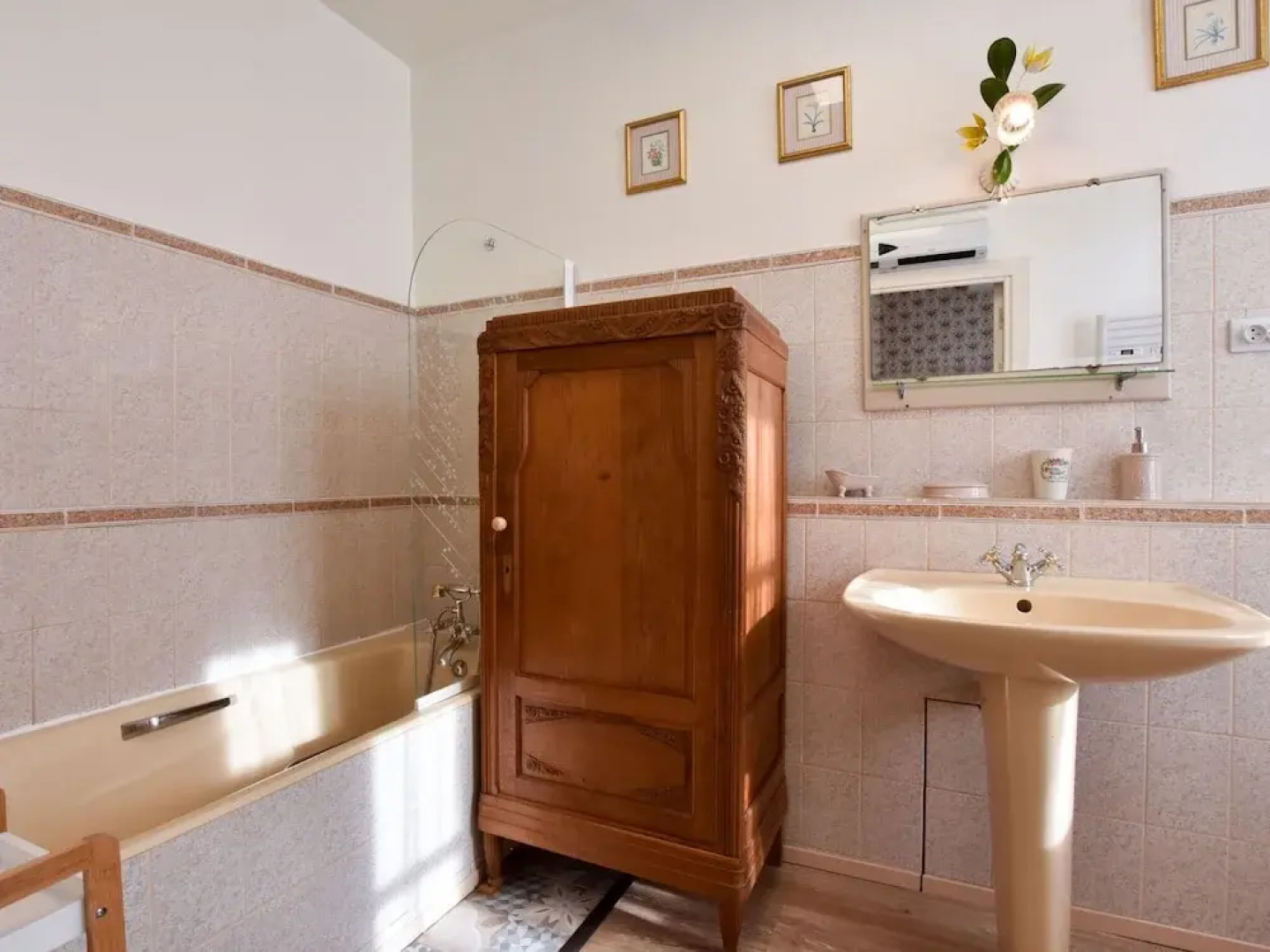 Fantastic property with large swimming pool and garden in the heart of France!