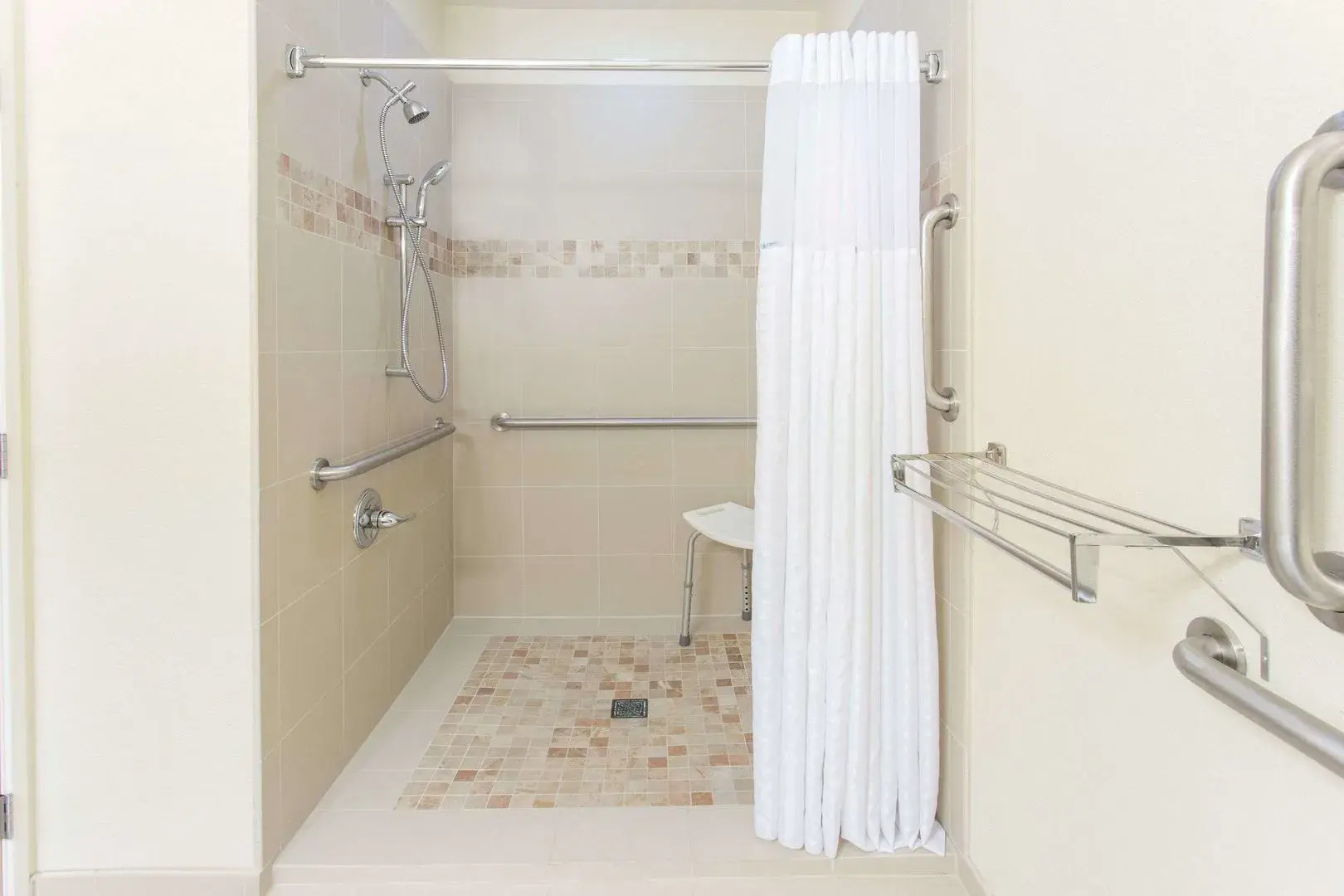 Clarion Pointe Mattoon near University