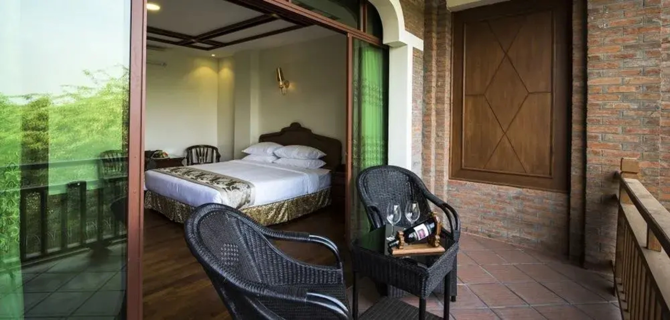 Famous Hotel Bagan 2