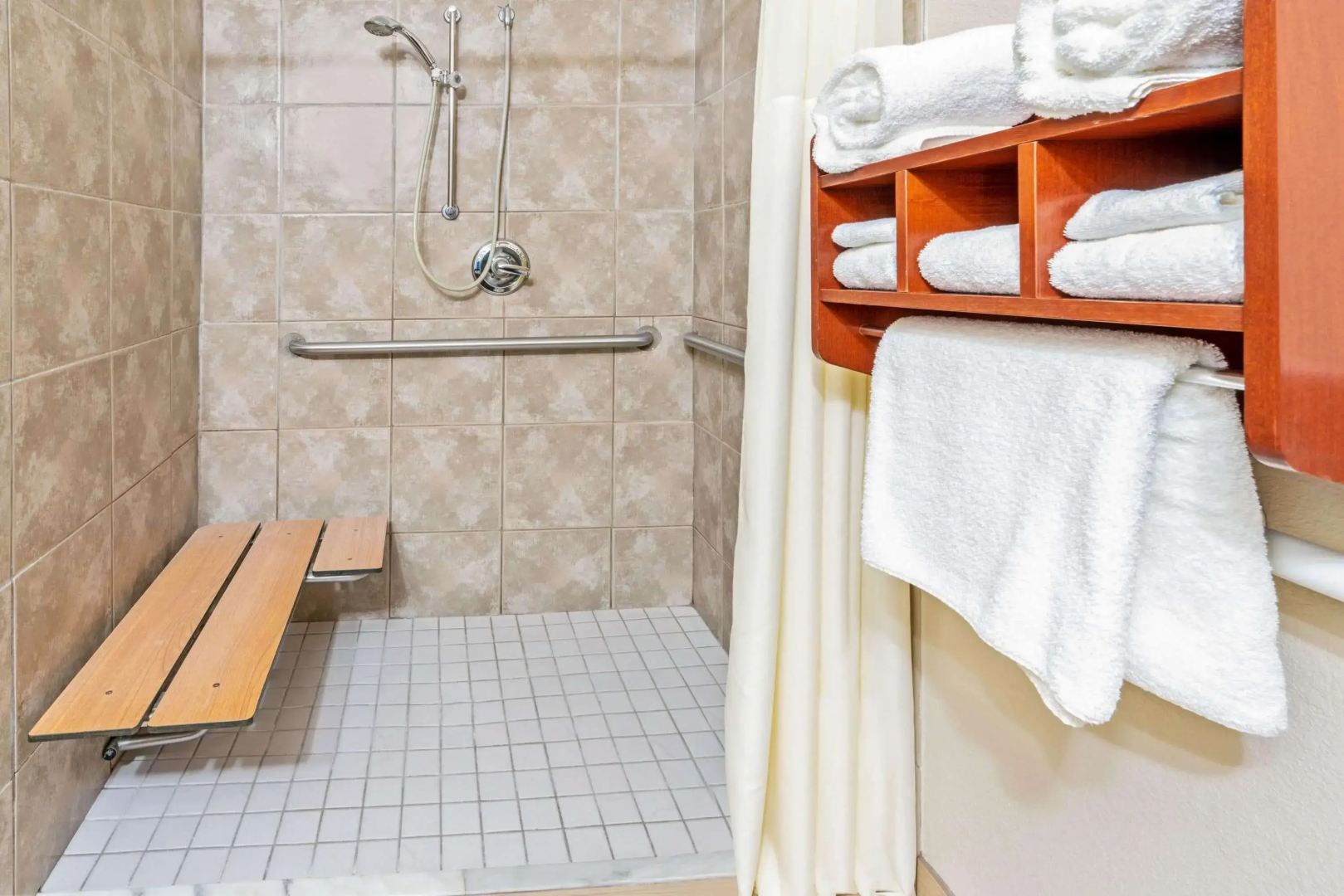 La Quinta Inn & Suites by Wyndham Midwest City - Tinker AFB