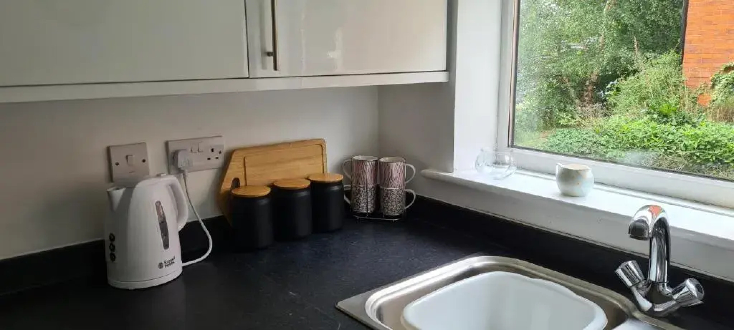 Near Hinckley Centre, sleeps up to 6, spacious ground floor apartments with secure parking