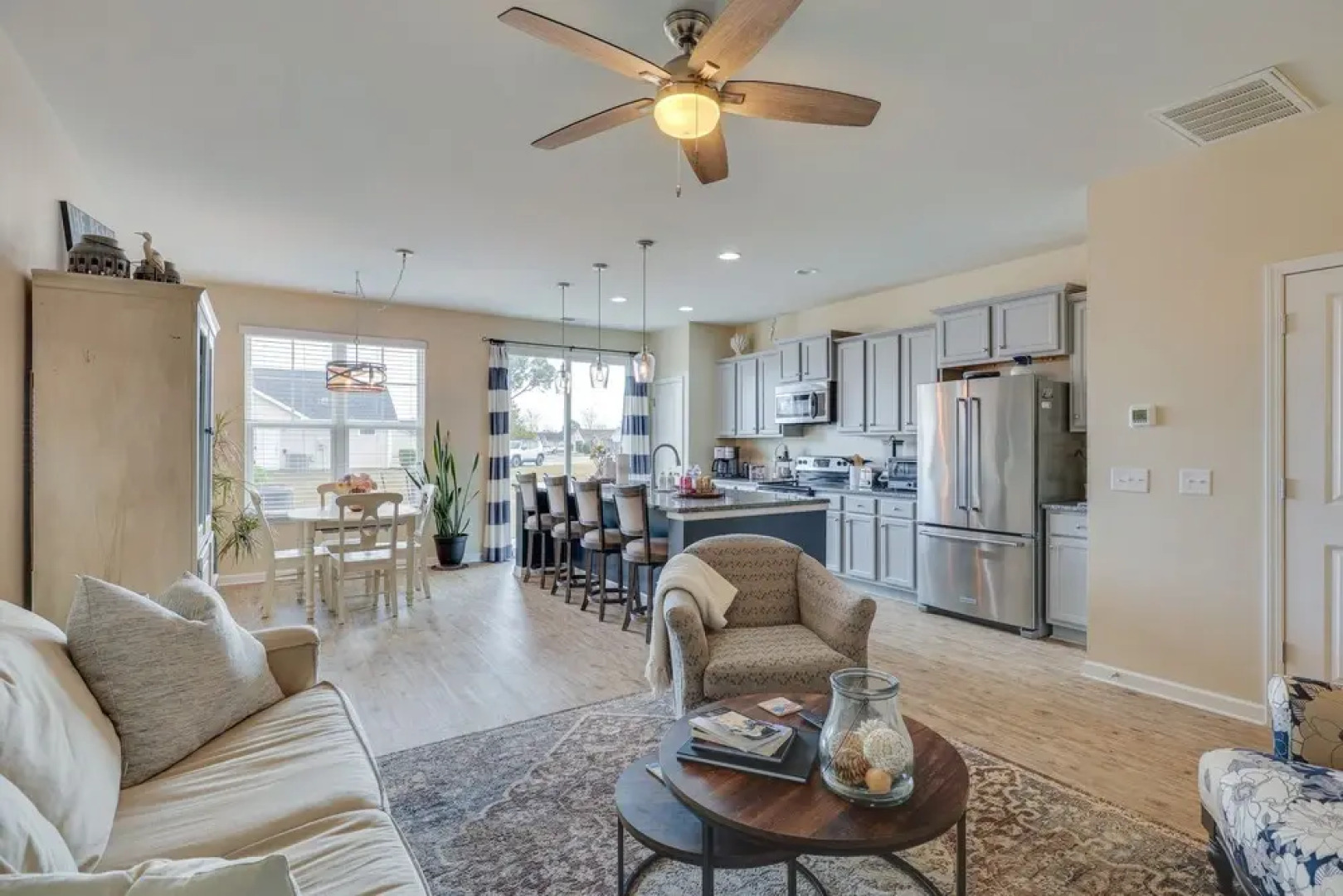 Sweet Dreamin Townhome ~ 7 Mi to Beach!