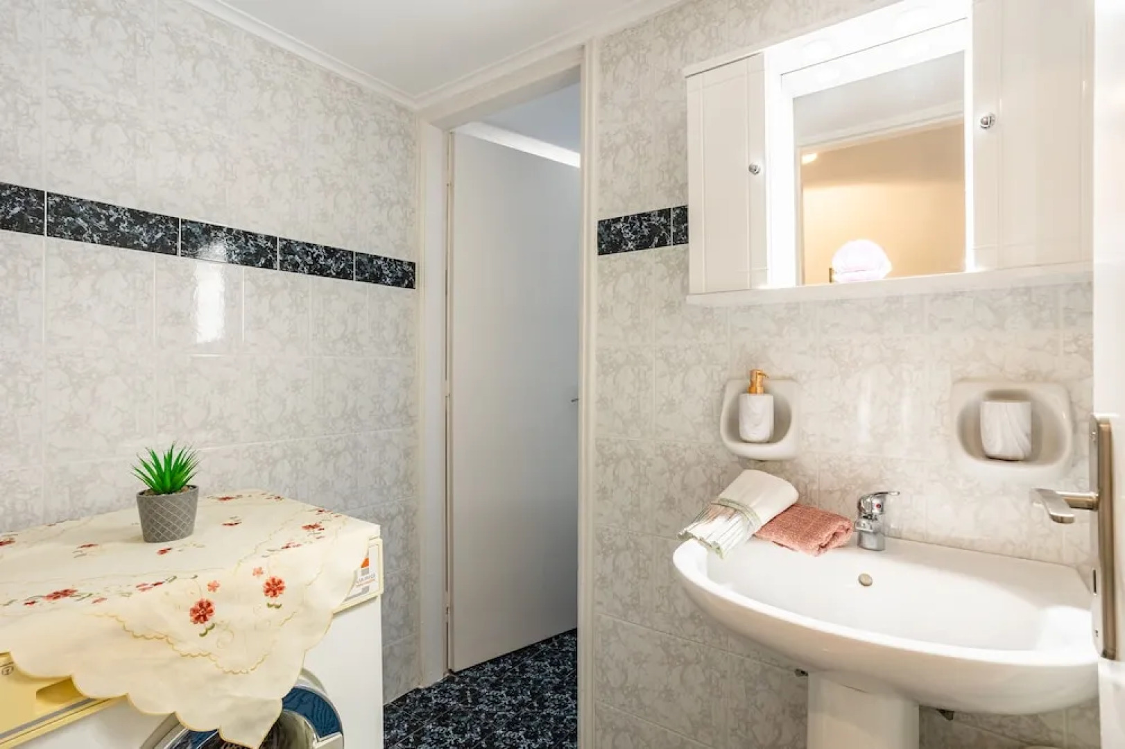 Seaside Family Haven - Avia's Spacious Getaway