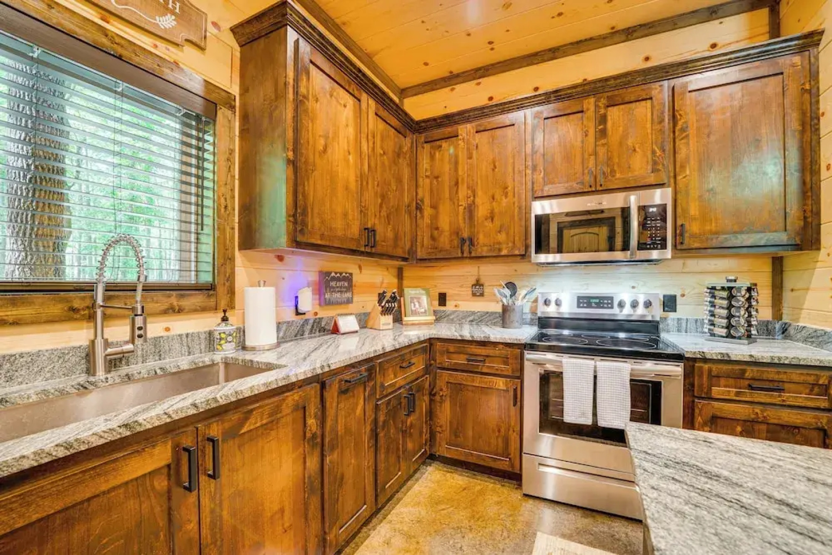 Broken Bow Cabin Near Choctaw Casino: Hot Tub!