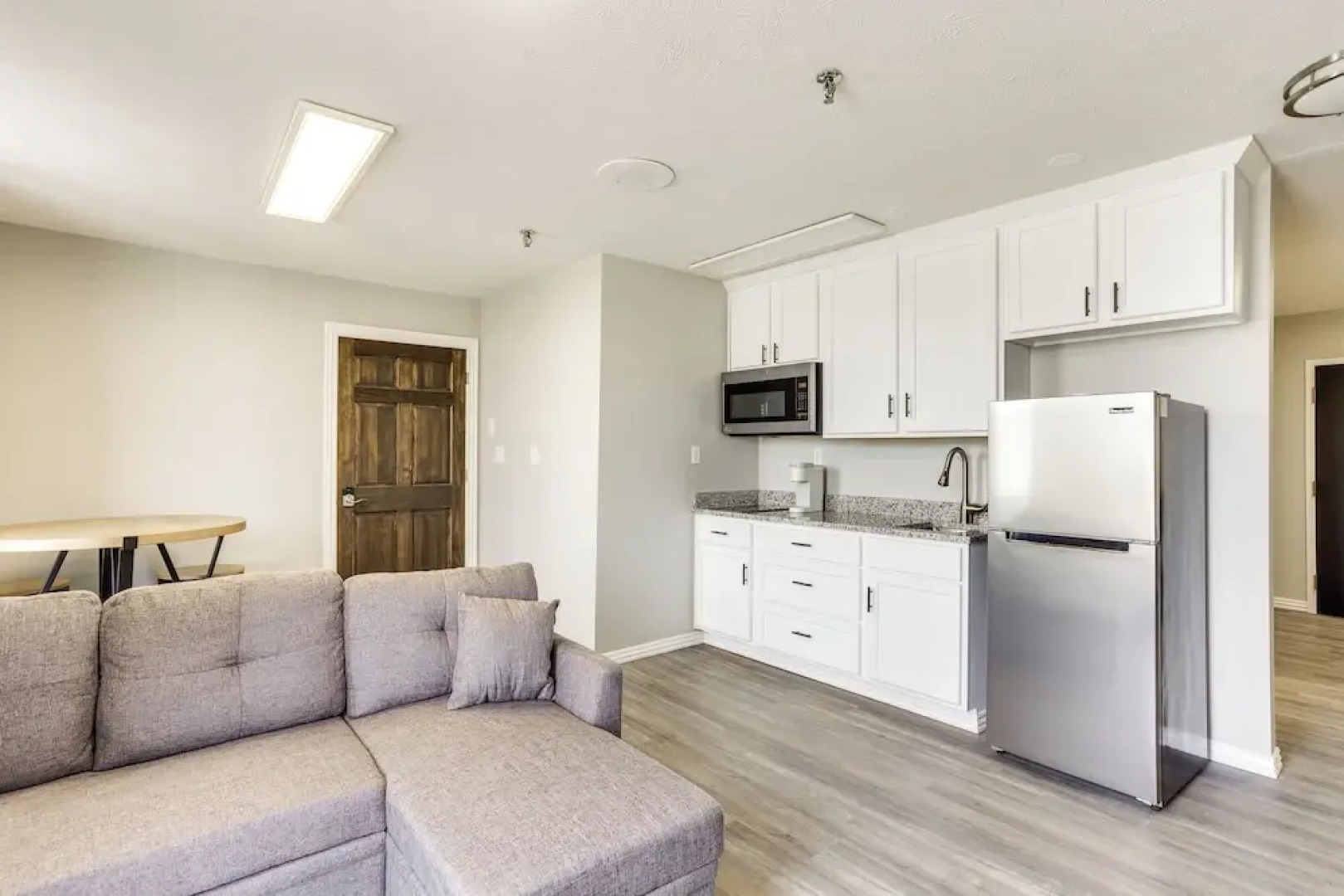 < 1 Mi to Oakland City University: Cozy Apartment