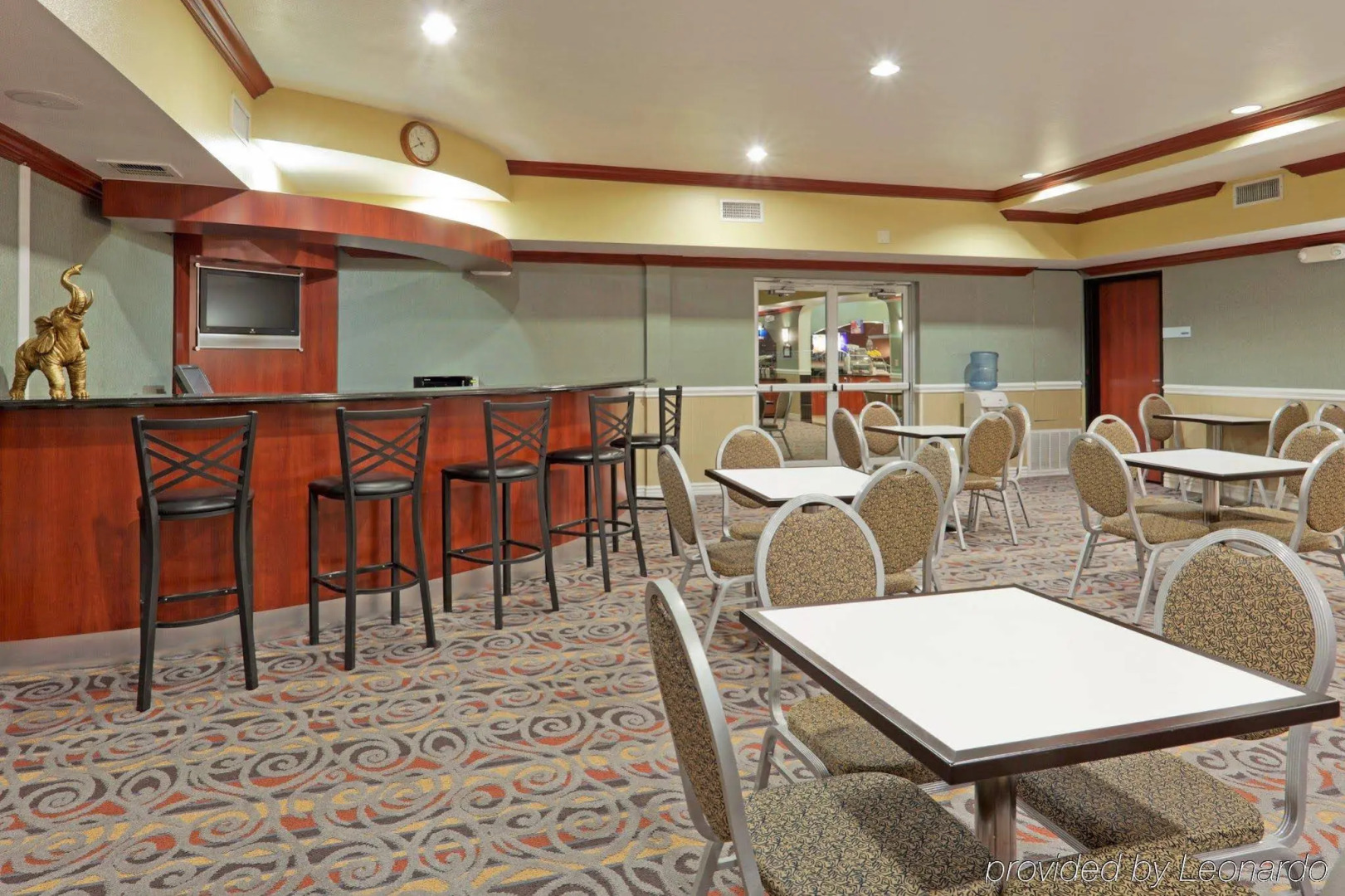 Holiday Inn Express and Suites Bakersfield Central by IHG