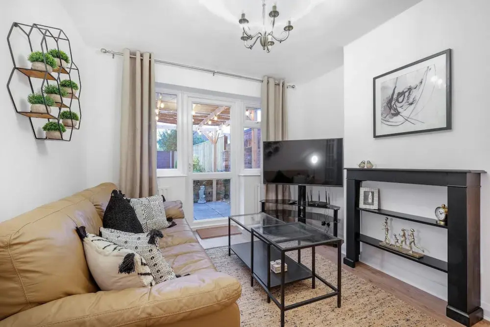 Bright 4 bed 2 bath house near Pinewood