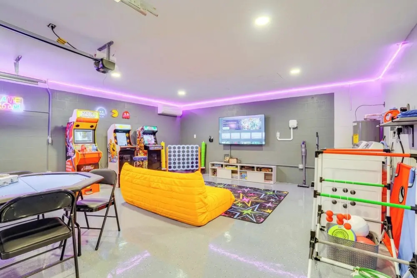 Mid-century Lakeland Home w/ Game Room!