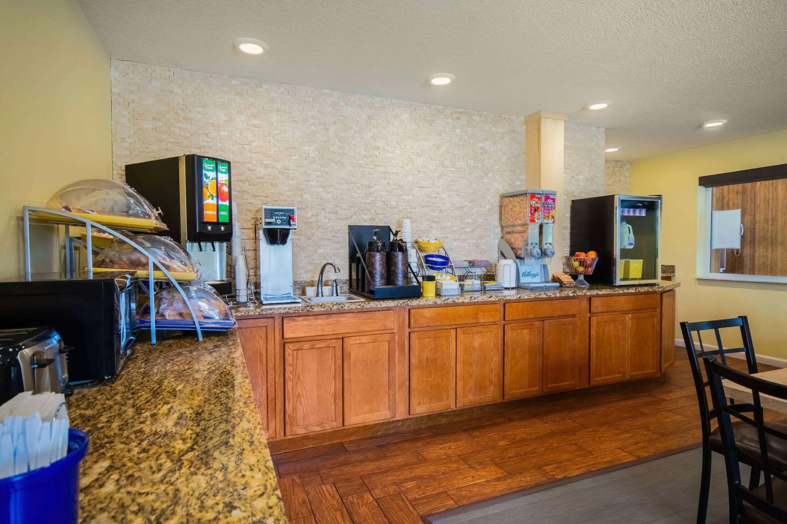 Days Inn by Wyndham Evansdale Waterloo