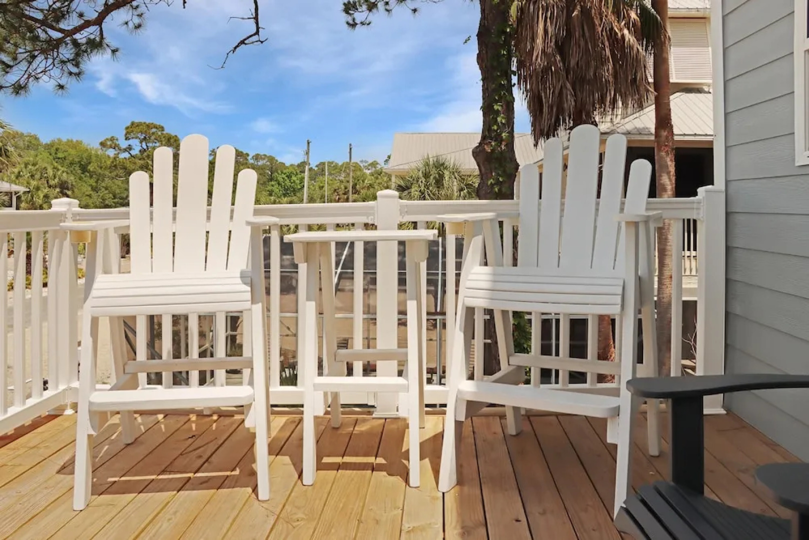 Yellow Bird Apartment