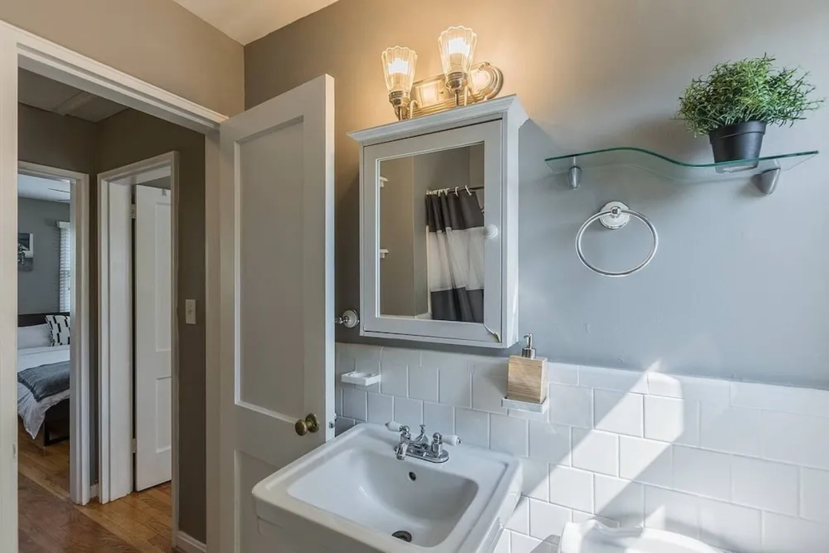 Luxurious 3br 2ba Townhouse with cozy backyard