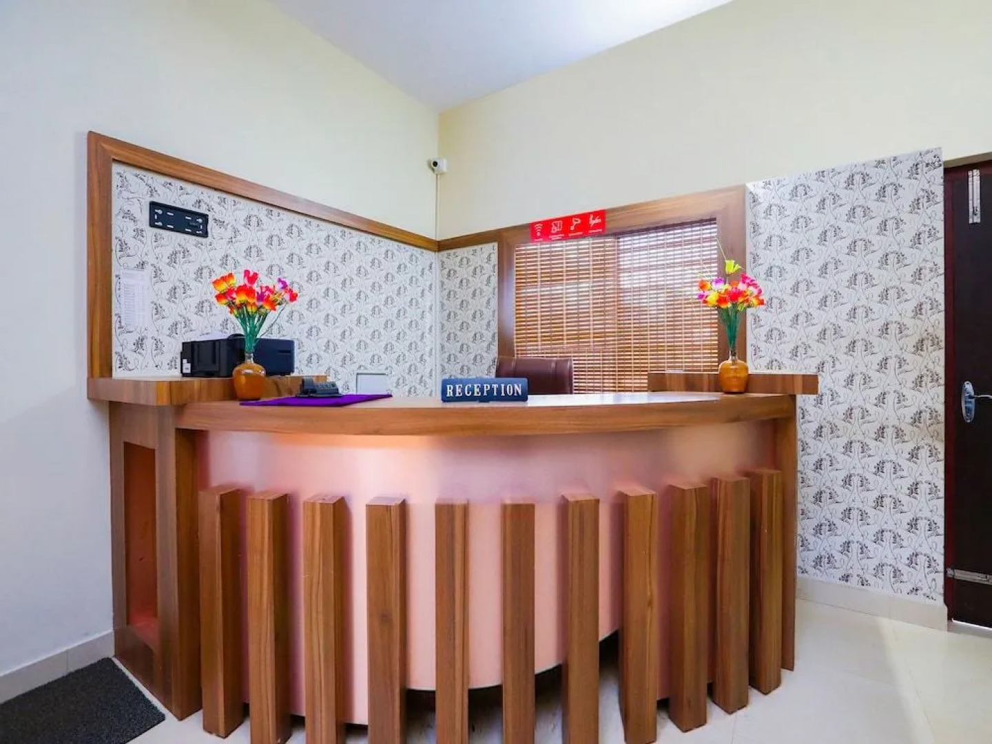 OYO 23308 Lamiya Plaza